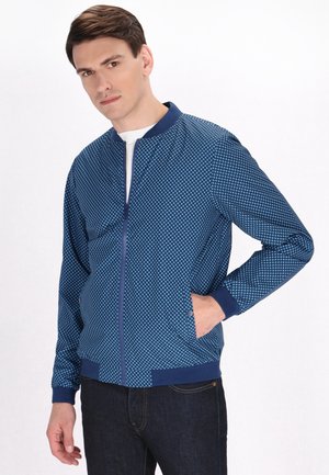Marine bomberjack met blauw patroondesign, voorkant met ritssluiting, ribgebreide manchetten en zoom, zijzakken en een soepele textuur.