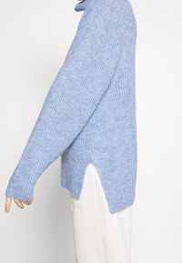 Even&Odd Stickad tröja - mottled light blue