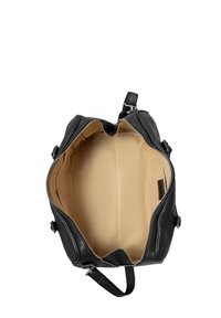 Černá kožená taška s prostorným béžovým vnitřkem. Obsahuje dvojité zipy a odnímatelné popruhy. Hladký povrch a zaoblený design.
