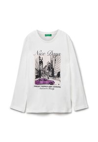 Bílý dlouhý rukáv tričko s černou a fialovou grafikou městské ulice a textem "Pěkné dny" a "Skvělé věci přicházejí."