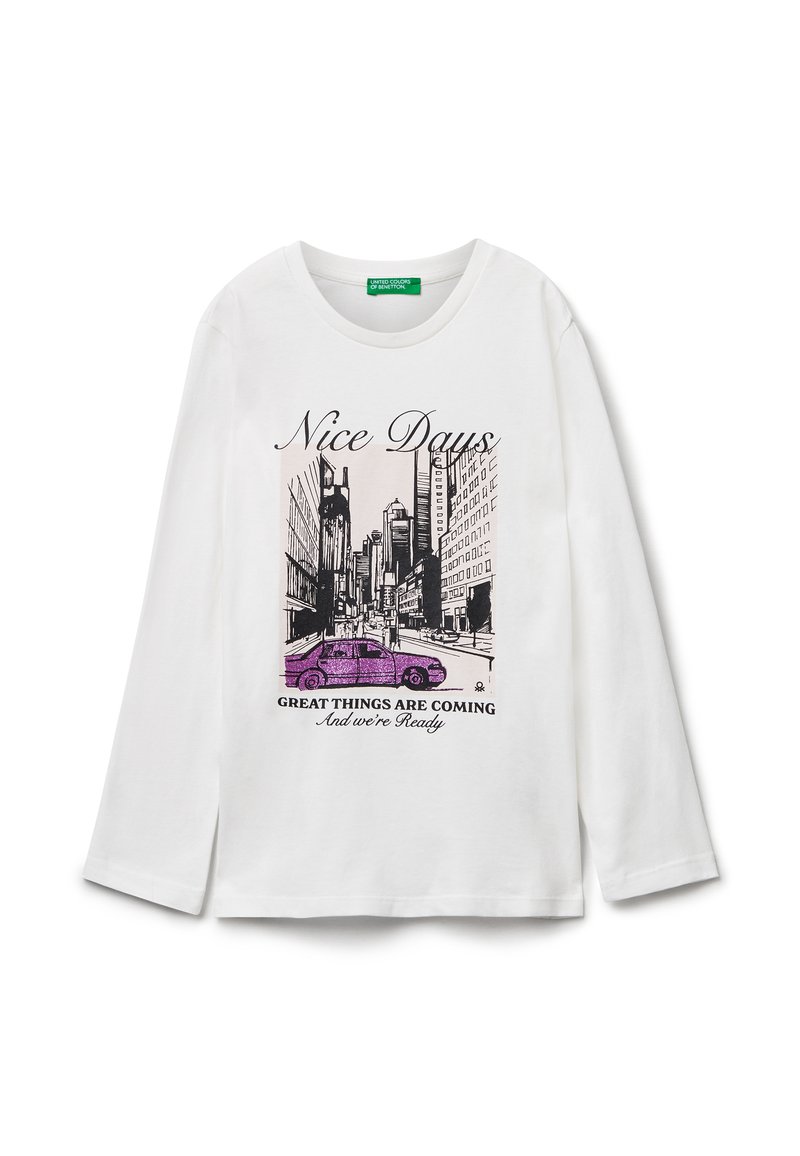 Bílý dlouhý rukáv tričko s černou a fialovou grafikou městské ulice a textem "Pěkné dny" a "Skvělé věci přicházejí."