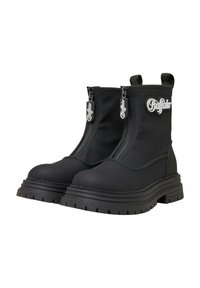 Czarne botki za kostkę wykonane z gładkiego materiału, z podwójnymi zamkami błyskawicznymi, akcentem logo oraz grubą, teksturowaną gumową podeszwą z bieżnikiem.