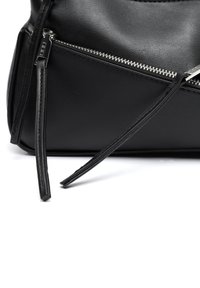 Borsa a tracolla in pelle nera con finitura liscia, zip in metallo argentato e due lunghe cinghie piatte. Dettaglio di zip diagonale in evidenza sul davanti.