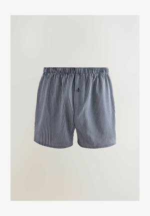 Bomulds boxer shorts med elastisk talje, prydet med lodrette blå og hvide striber samt en lille knapdetalje.