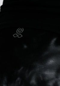 Tissu noir avec un petit motif brodé blanc ressemblant à une rose stylisée et deux feuilles.