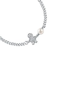 Il bracciale in catena d'argento presenta un ciondolo a forma di figura con una superficie punteggiata e un accento di perla, che riflette luce e texture.