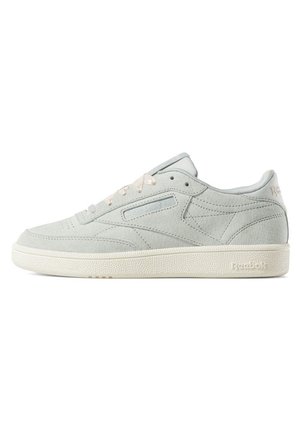 Baskets Reebok basses gris clair avec dessus en suède, lacets blancs et semelle en caoutchouc texturée écrue.