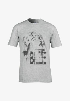 Camiseta de algodón gris con un estampado gráfico en monocromo de la cara de una persona y la palabra "BILLIE" en letras negras y en negrita.
