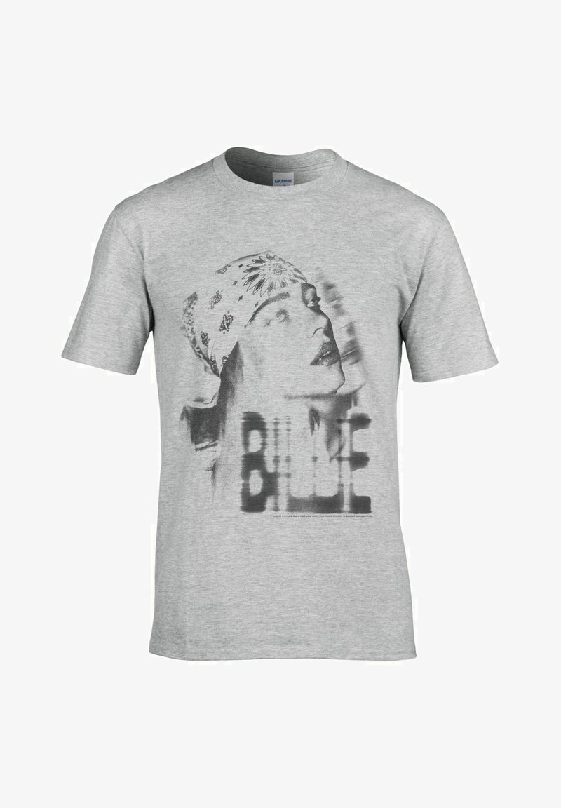 Šedé bavlněné tričko s monochromatickým potiskem obličeje osoby a slovy "BILLIE" v tučně černém písmu.