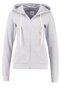 Grauer Kapuzenpullover mit Reißverschluss, hergestellt aus weichem Stoff, mit Kordelzugkapuze, Taschen vorne sowie gerippten Bündchen an Ärmeln und Saum. Glatte Textur mit minimalen Details.