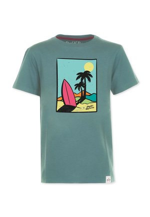 T-shirt bleu-vert avec un graphisme rectangulaire de palmiers, une planche de surf rose, un soleil jaune, du sable et des montagnes sous un ciel bleu.