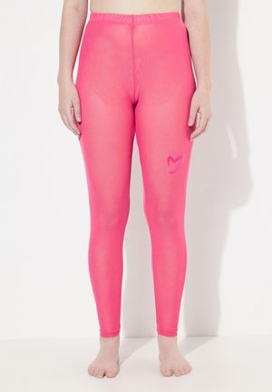Heldere roze, high-waisted legging gemaakt van rekbaar, lichtgewicht materiaal. Bevat een klein logo op het rechterbeen. Smooth textuur.