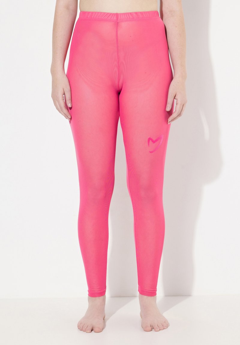 Leggings fucsia, a vita alta, realizzati in materiale elastico e leggero. Presentano un piccolo logo sulla gamba destra. Texture liscia.