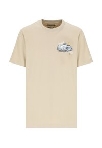 Camiseta de algodón beige con un gráfico de un coche de dibujos animados con un personaje. Mangas cortas, cuello redondo y un ajuste holgado.