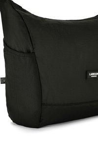 Svart messenger-väska med en texturerad kropp och en slät ovansida, sidoficka och en tydlig varumärkesetikett. Kompakt, rektangulär form.