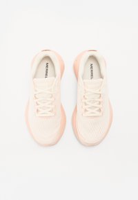 Scarpe da ginnastica rosa chiaro con tomaia in rete traspirante, lacci piatti e suola in gomma rosa solida, caratterizzate da una texture sottile e branding.