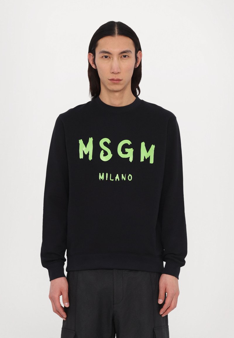 Zwarte sweatshirt met groene tekst "MSGM" en "MILANO", ronde hals, lange mouwen en een gladde textuur.