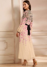 Love & Roses PETITE FIT - PRINTED CREW NECK  LONG SLEEVE. - Maksi garuma kleita - ivory animal