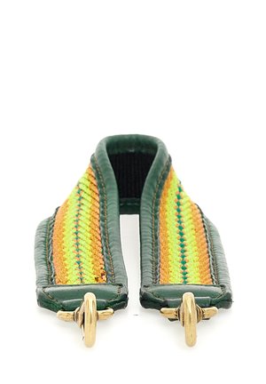 Cinturino verde in pelle con accenti intrecciati colorati in giallo e arancione. Presenta hardware in ottone e una finitura testurizzata per una presa migliore.