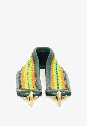 Cinturino verde in pelle con accenti intrecciati colorati in giallo e arancione. Presenta hardware in ottone e una finitura testurizzata per una presa migliore.