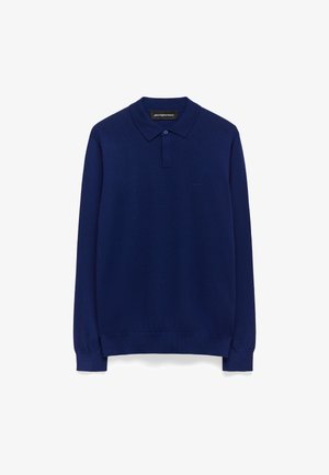 Polo a maniche lunghe blu navy realizzato in tessuto lavorato a maglia, con colletto classico, chiusura a tre bottoni e un piccolo taschino sul petto.