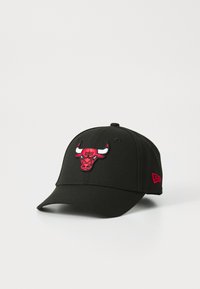 Cappellino da baseball nero con un logo di toro ricamato in rosso e bianco nella parte anteriore, con una corona strutturata e visiera curva.