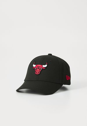 Casquette de baseball noire avec un logo de taureau brodé rouge et blanc à l'avant, dotée d'une couronne structurée et d'un visière courbée.