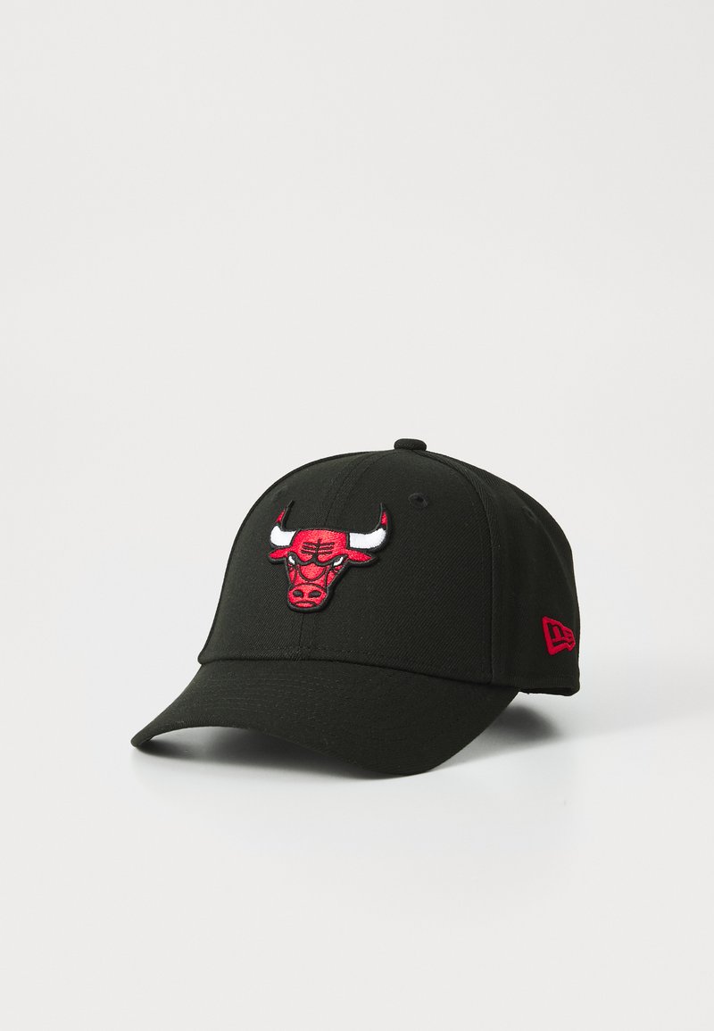 Cappellino da baseball nero con un logo di toro ricamato in rosso e bianco nella parte anteriore, con una corona strutturata e visiera curva.