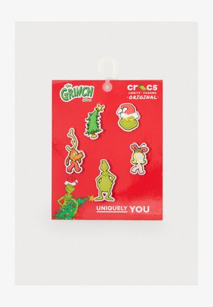 Zestaw sześciu gumowych charmsów Jibbitz przedstawiających Grincha, choinkę, jemiołę i renifera na czerwonym tle z zawieszką.