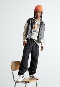 Nike Sportswear TEE BOXY GOT EM UNISEX - Marškinėliai su spaudiniu - dark grey heather