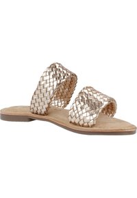 Sandalias deslizantes de metal dorado tejido con dos correas anchas, suela plana y un interior suave de color beige. Presenta una superficie texturizada y un diseño minimalista.