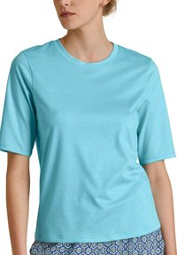 Turquoise t-shirt met korte mouwen, gemaakt van zachte stof, met een ronde hals en een ontspannen pasvorm; gecombineerd met een geblokt onderstuk.