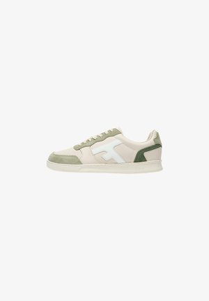 Sneaker basse beige con accenti in suede verde, logo laterale bianco, punta traforata e suola in gomma bianca.