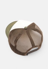 Braune Mesh-Basecap mit gebogenem Schirm. Besitzt ein vorderes Panel in Weiß und Olivgrün, akzentuiert mit gelben Nähten und einem dekorativen Knopf.