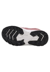 Atletiek schoen zool van zwart rubber met een multidirectioneel loopvlakpatroon, versterkte witte tussenzool en een roze bovenkant.