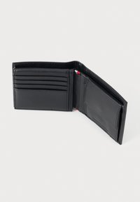 Zwarte leren portemonnee met een bifoldontwerp, voorzien van meerdere kaartvakjes, een doorzichtig ID-venster en contrasterende rode accenten aan de binnenkant.