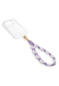 Funda transparente para teléfono con una correa trenzada en colores blanco, púrpura y rosa, con un clip dorado para sujetar.