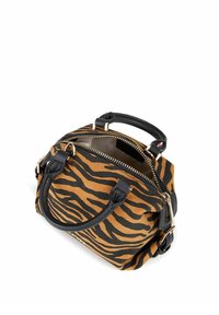 Brun og sort zebra-stribet håndtaske med korte sorte hanke, lynlås i toppen og guldfarvet hardware. Glat tekstur, kompakt form.
