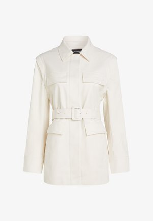 Veste crème à manches longues avec ceinture, large col, quatre poches à rabat et broderie subtile du logo sur la poche poitrine.