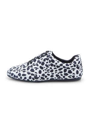 Sneaker bianco con macchie nere irregolari, lacci neri e suola a profilo basso, mostrato di lato su uno sfondo bianco.