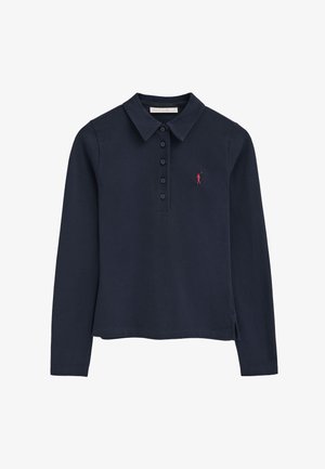 Polo a maniche lunghe blu navy con colletto, cinque bottoni, piccolo logo ricamato di un giocatore di polo rosso sul lato sinistro del petto, spacco laterale all'orlo.