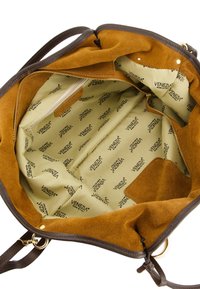 Braune Leder-Tote Bag mit einem weichen, hellbraunen Wildlederfutter, ausgestattet mit einer inneren Reißverschlusstasche und einem VENEZIA-Logo-Muster auf dem Stoff.