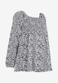 Bluse med zebra print i sort og hvid, med puffede ærmer og smock-detaljeret liv. Har en firkantet halsudskæring og en flydende silhuet.