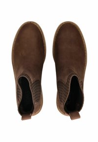 Bruine suède enkelloafers met elastische zijkanten, ronde neus en een aantreklipje aan de hak. Geprofileerde inlegzool en gestikte details op de buitenzool.