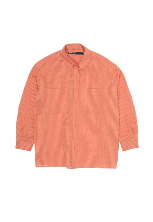 Camisa de manga larga con botones en color coral con rayas verticales blancas y dos bolsillos en el pecho, extendida sobre un fondo blanco.