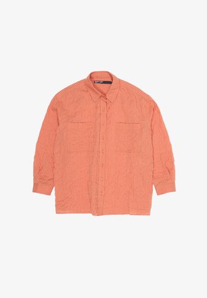 Koszula na długi rękaw na guziki w kolorze koralowym z białymi pionowymi paskami i dwoma kieszeniami na piersiach, ułożona na płasko na białym tle.