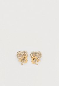 Χρυσά σκουλαρίκια σε σχήμα καρδιάς με σχεδιασμό στριμμένο, διακοσμημένα με διαφανείς στρας που περιγράφουν την καρδιά και τονίζουν το κέντρο.