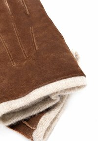Brązowe zamszowe rękawiczki z kremowym, dzianinowym mankietem, z przeszywanymi detalami na grzbiecie i miękkim, teksturowanym wykończeniem.