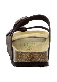 Braune Ledersandale mit einem strukturierten Fußbett, verstellbaren Riemen und einer Korksohle. Verfügt über einen leichten Absatz und ein minimalistisches Design.