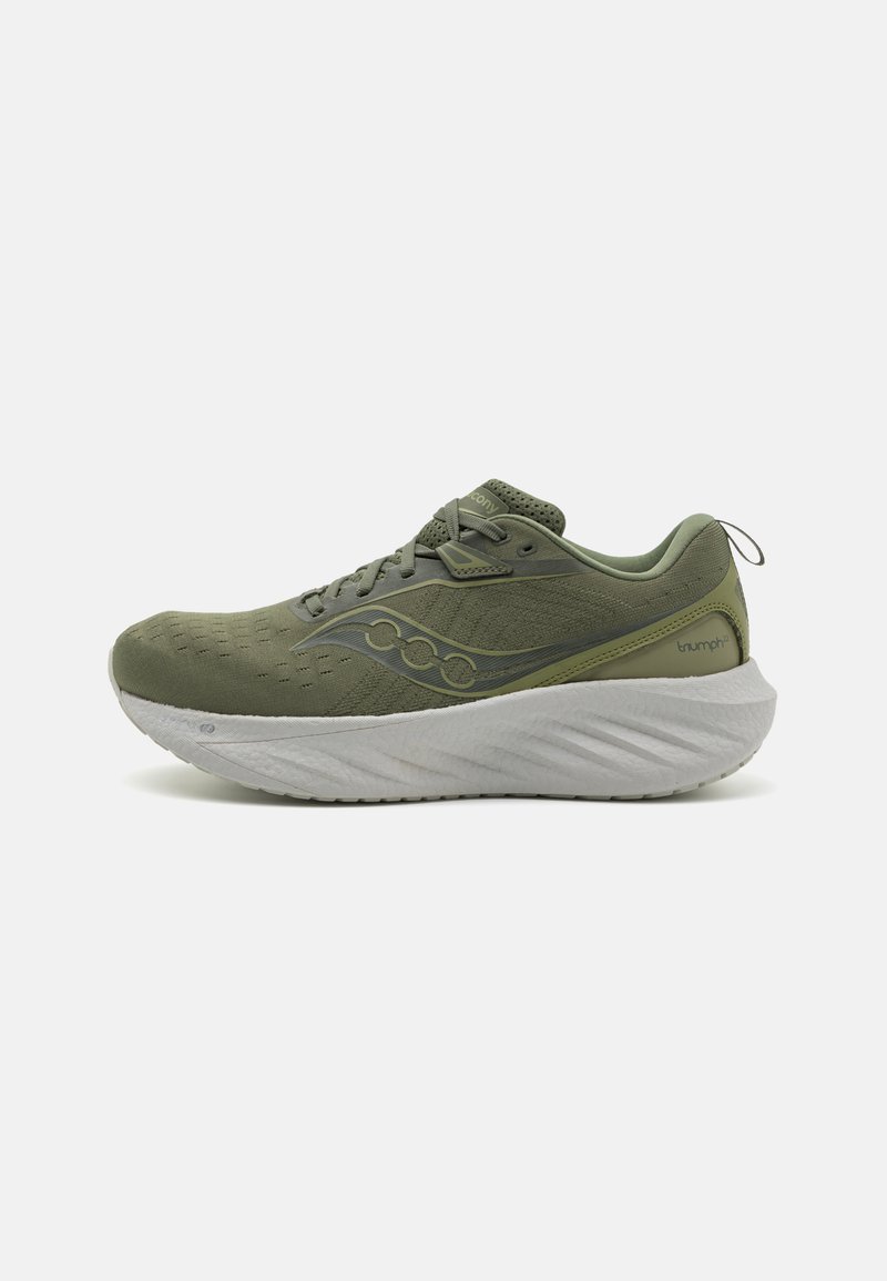Chaussure de course verte avec une tige texturée, système de laçage et une semelle intermédiaire épaisse et rembourrée blanche avec un motif en vagues.